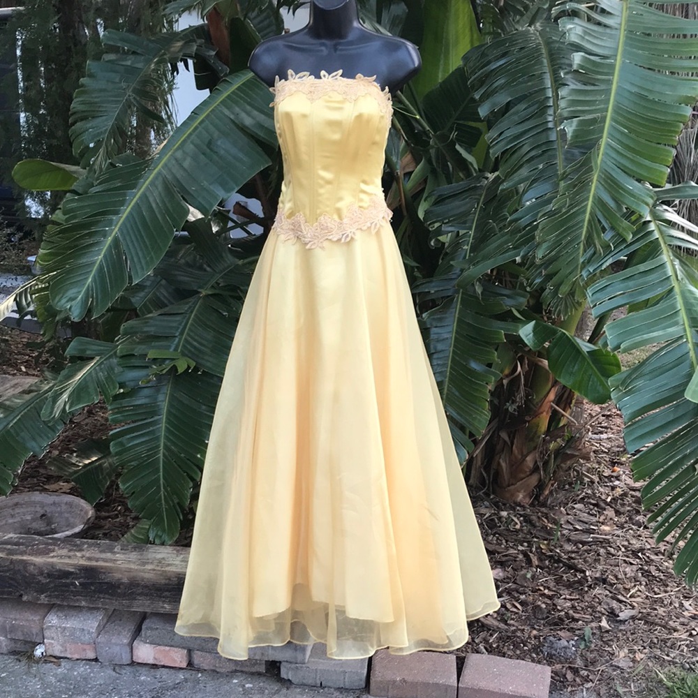Corset strapless satin and tulle ball gown